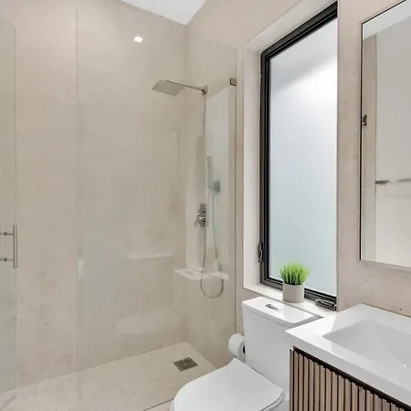 Luxury - - With Pool *