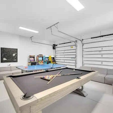 Luxury - - With Pool *