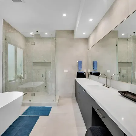 Luxury - - With Pool * Nice